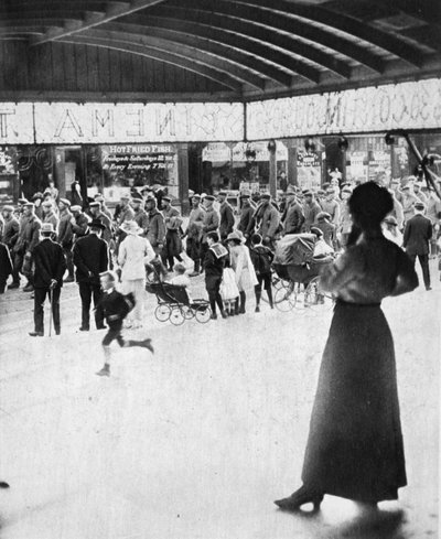 Gevangen door een leger dat noch klein noch verachtelijk is: Duitse gevangenen, uit The Illustrated War News, 12 juli 1916 door English Photographer